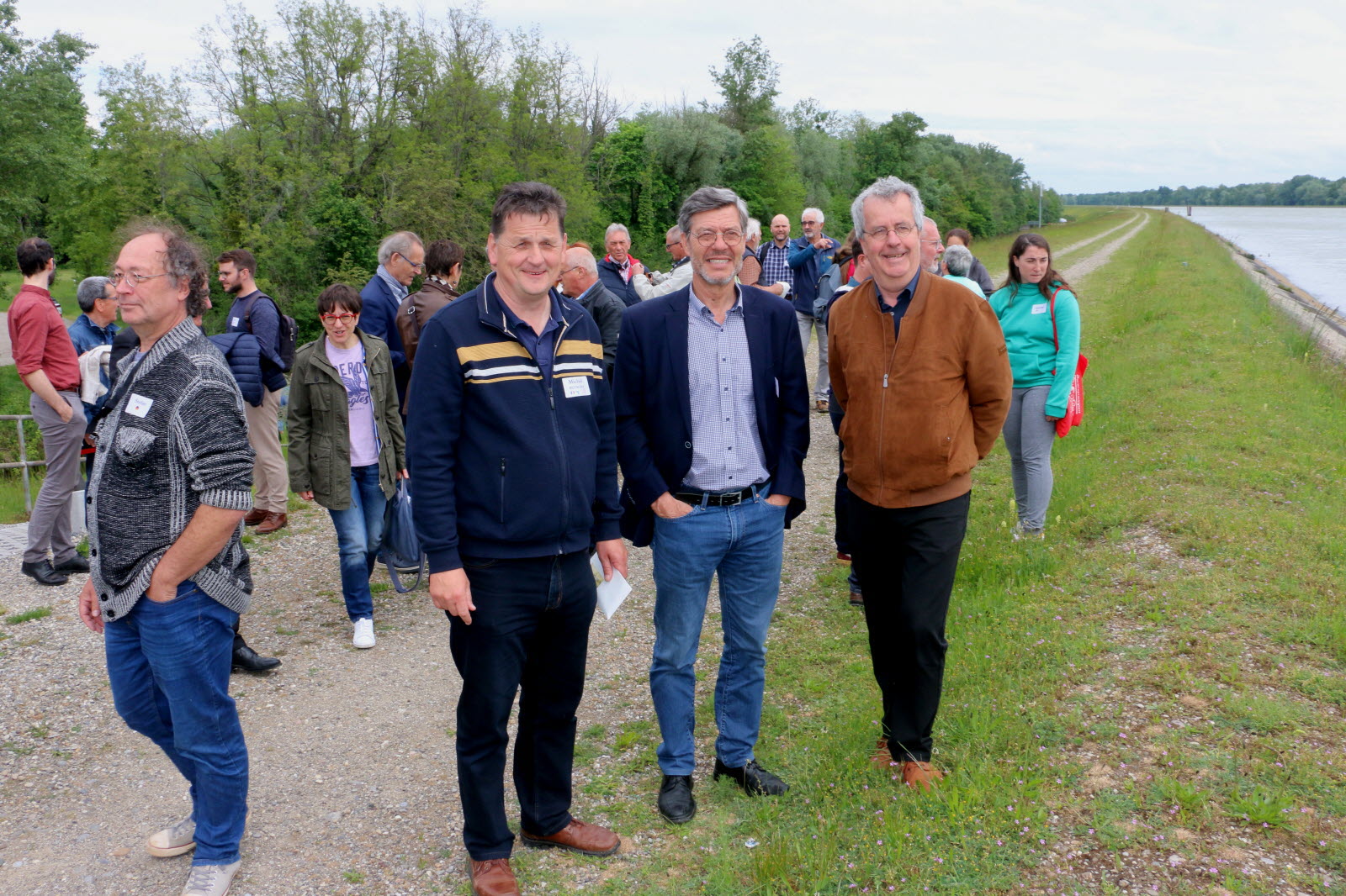 jo-spiegel-l-ancien-maire-de-kingersheim-patrick-barbier-et-le-maire-michel-butscha-sur-le-bord-du-rhin-ou-accostera-le-bac-reliant-les-deux-rives-du-rhin-entre-schoenau-et-weisweil-photo-dna-1684174371