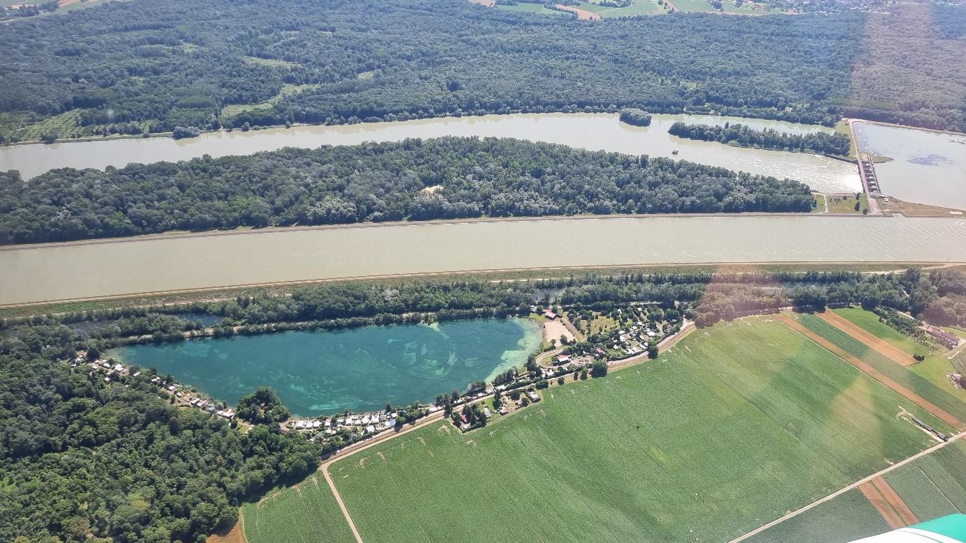 Vue du ciel du Rhin canalisé, de l’île de Rhinau et du Rhin naturel 